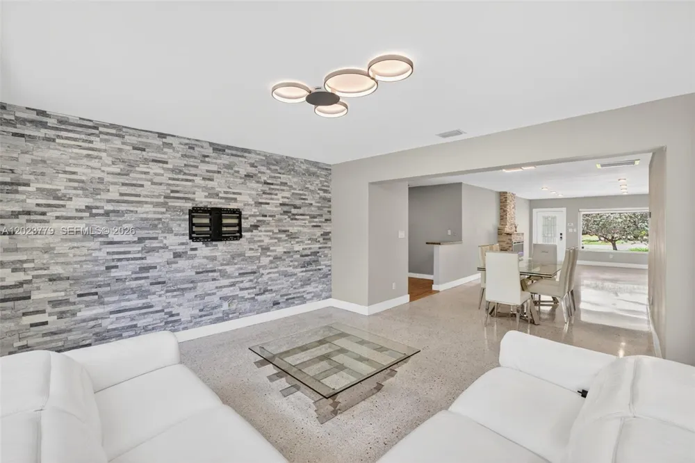 709 NW 9th Ct Hallandale Beach, FL 33009