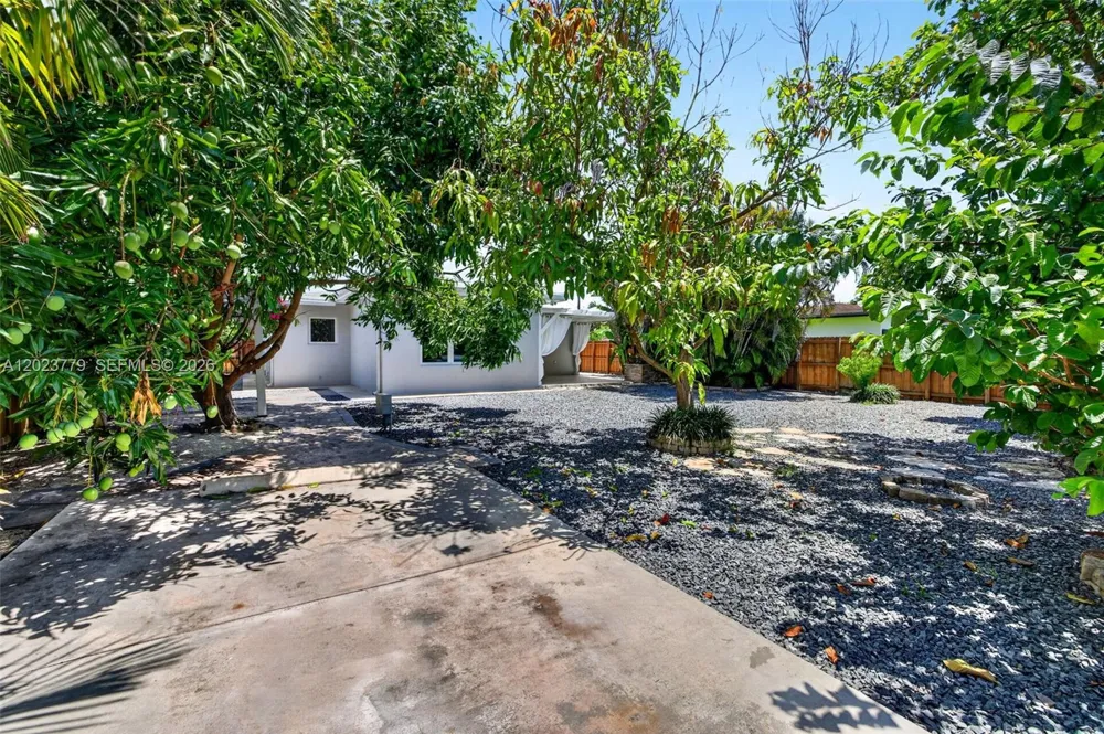 709 NW 9th Ct Hallandale Beach, FL 33009