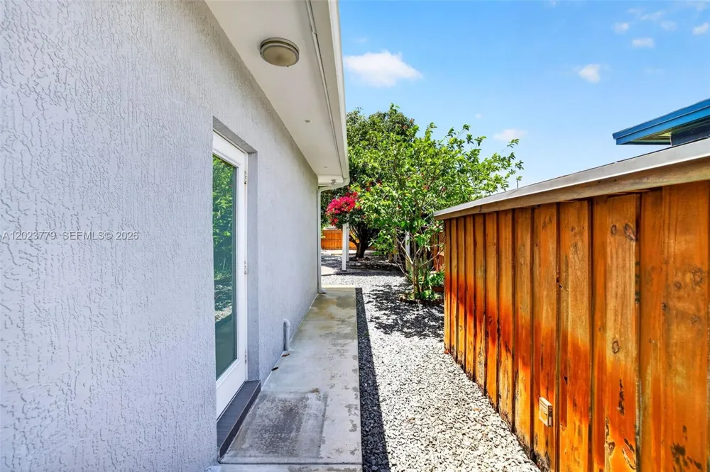 709 NW 9th Ct Hallandale Beach, FL 33009