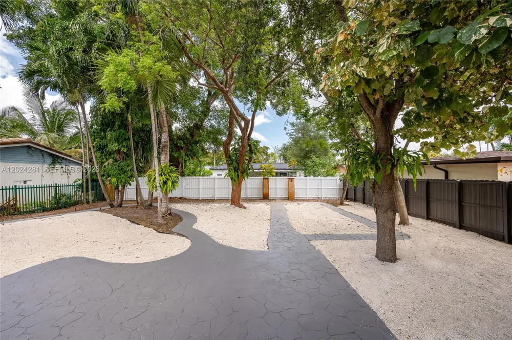 264 Navajo St Miami Springs, FL 33166