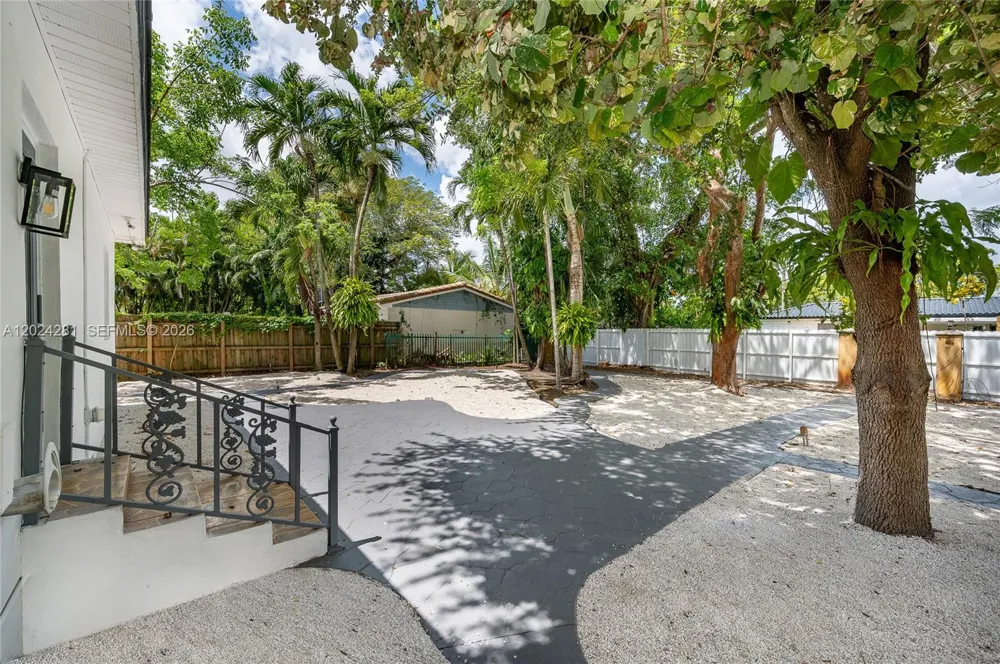 264 Navajo St Miami Springs, FL 33166