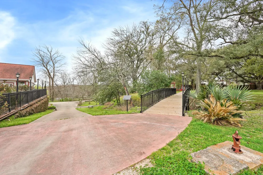 800 E Highway 90 Dayton, TX 77535