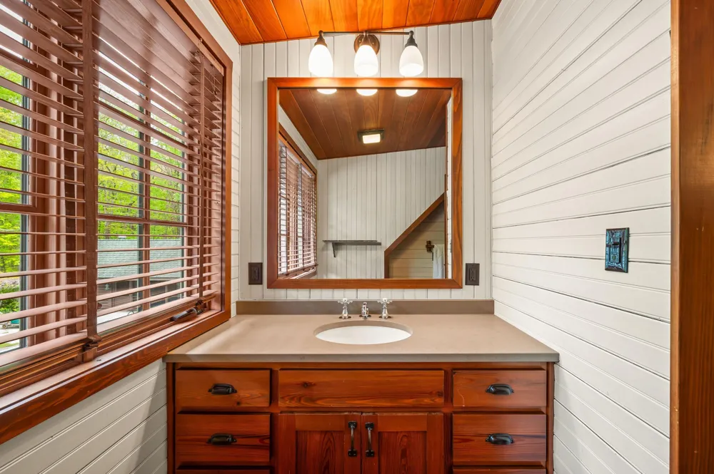 14657 Lakeshore Road Chikaming Township, MI 49116