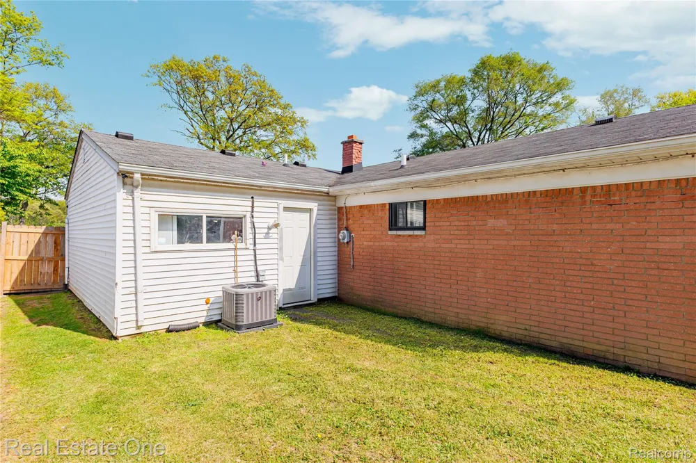 27445 Lorenz Street Madison Heights City, MI 48071