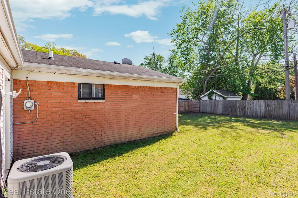 27445 Lorenz Street Madison Heights City, MI 48071