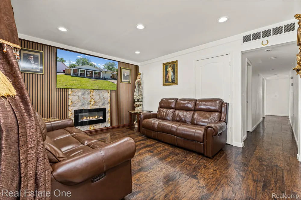 27445 Lorenz Street Madison Heights City, MI 48071