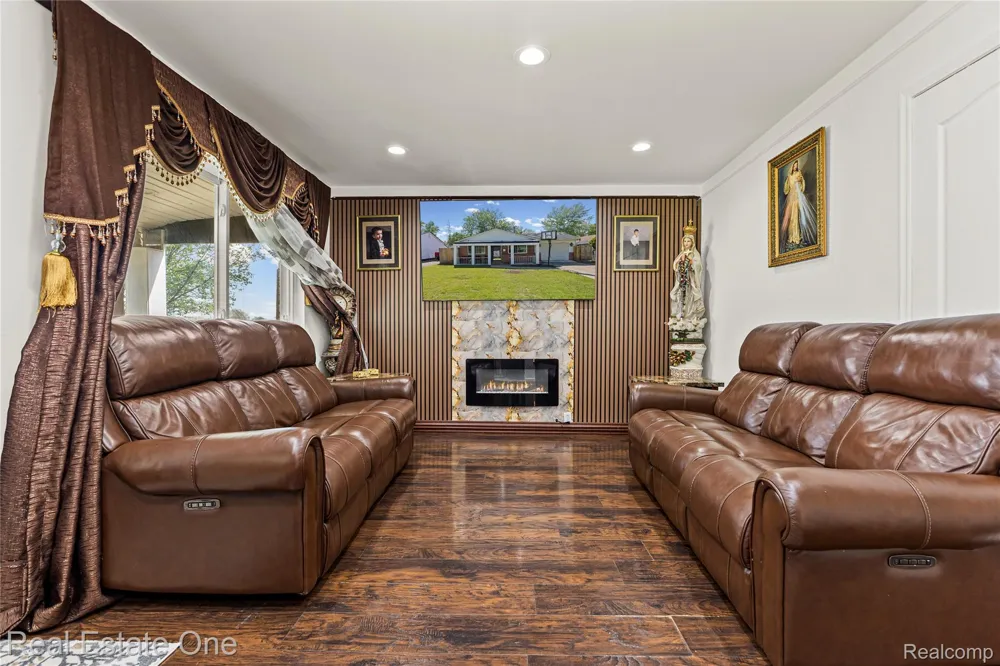 27445 Lorenz Street Madison Heights City, MI 48071