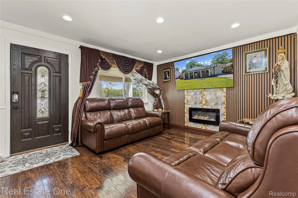 27445 Lorenz Street Madison Heights City, MI 48071