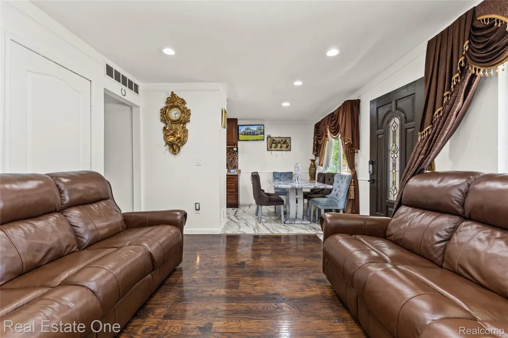 27445 Lorenz Street Madison Heights City, MI 48071