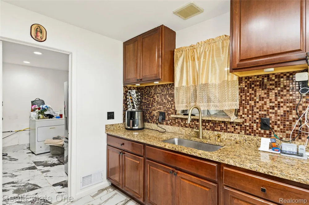 27445 Lorenz Street Madison Heights City, MI 48071
