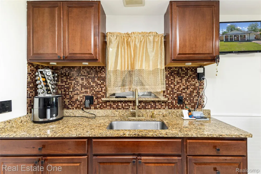 27445 Lorenz Street Madison Heights City, MI 48071