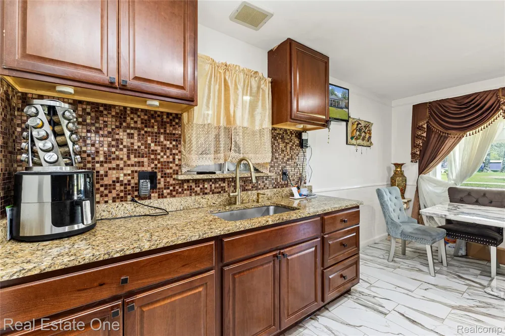 27445 Lorenz Street Madison Heights City, MI 48071