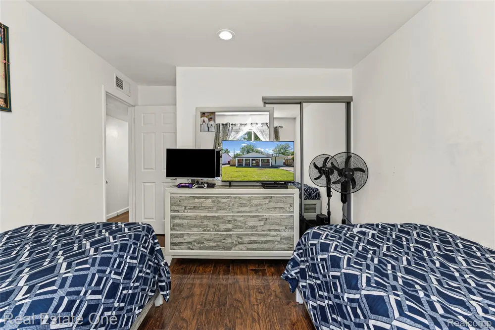 27445 Lorenz Street Madison Heights City, MI 48071
