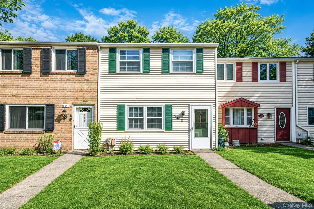 102 Hill Spur Calverton, NY 11933
