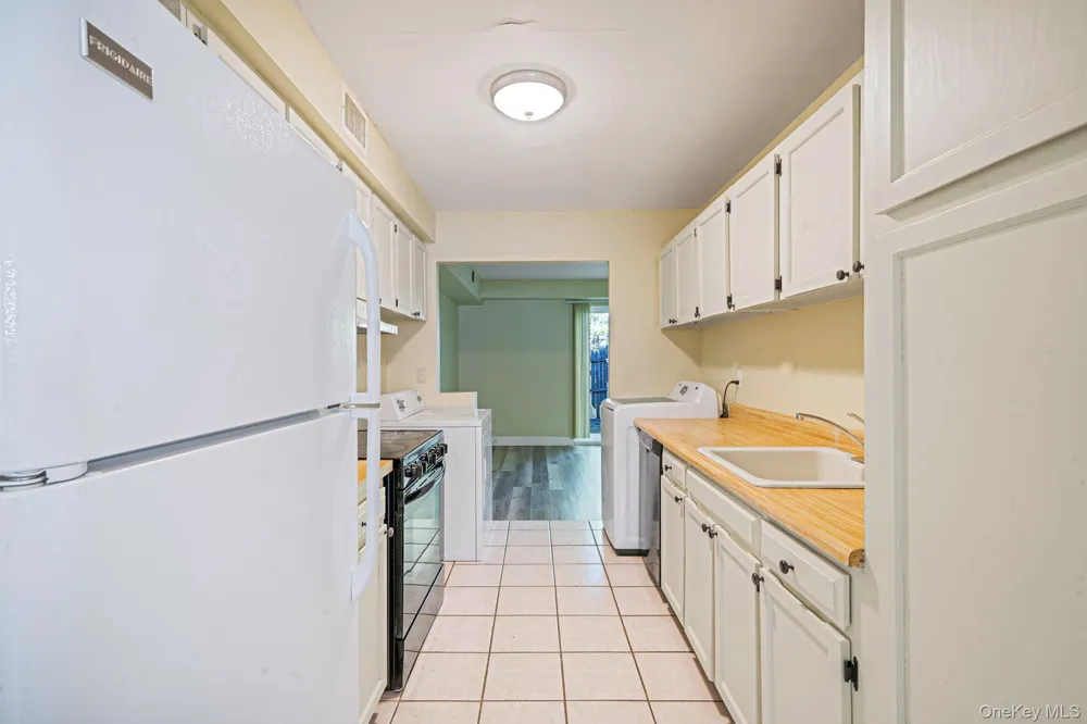 102 Hill Spur Calverton, NY 11933