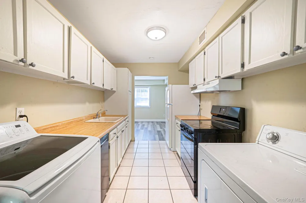 102 Hill Spur Calverton, NY 11933