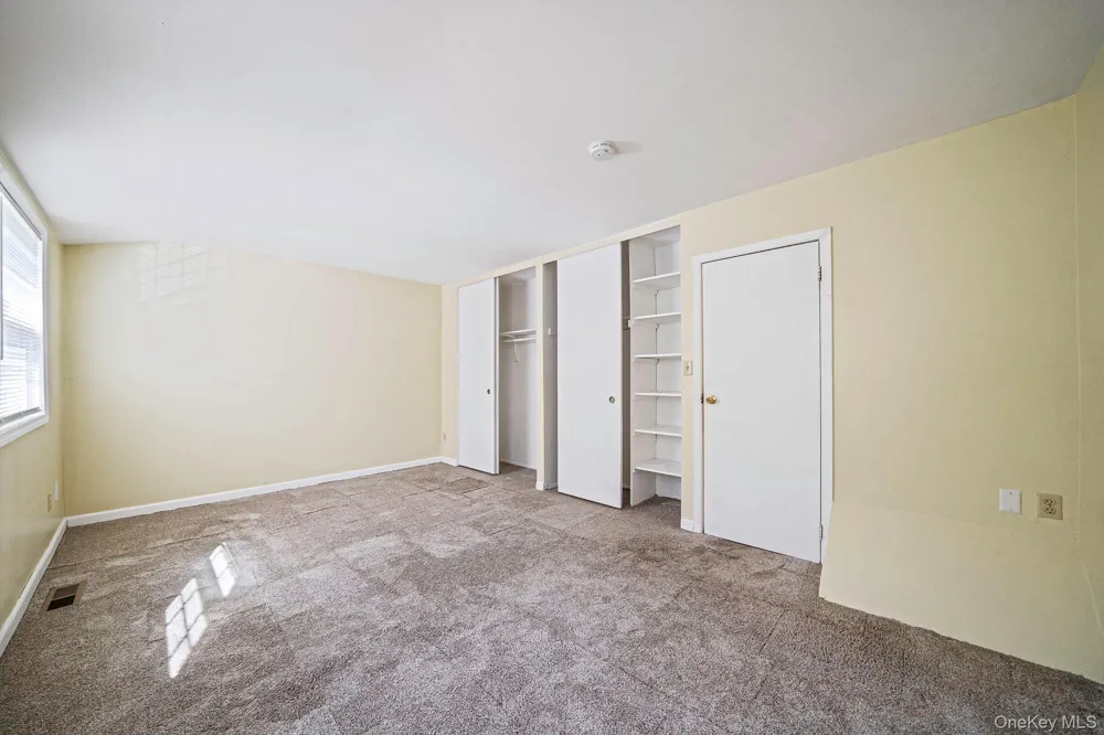102 Hill Spur Calverton, NY 11933