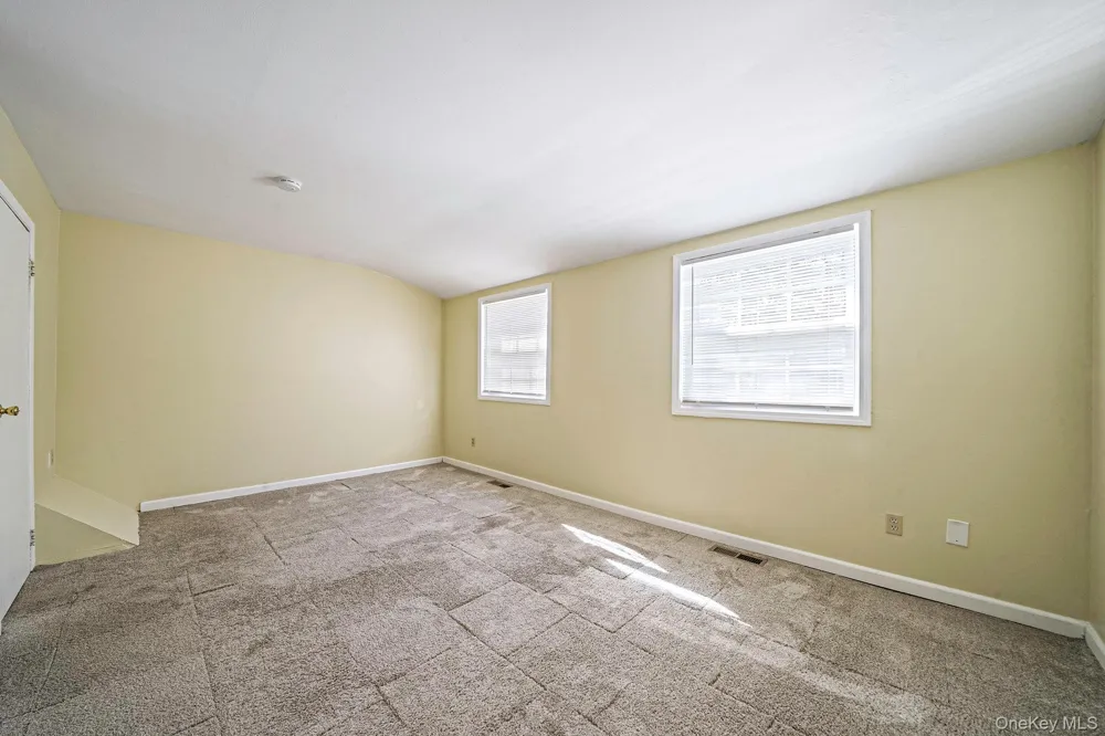102 Hill Spur Calverton, NY 11933