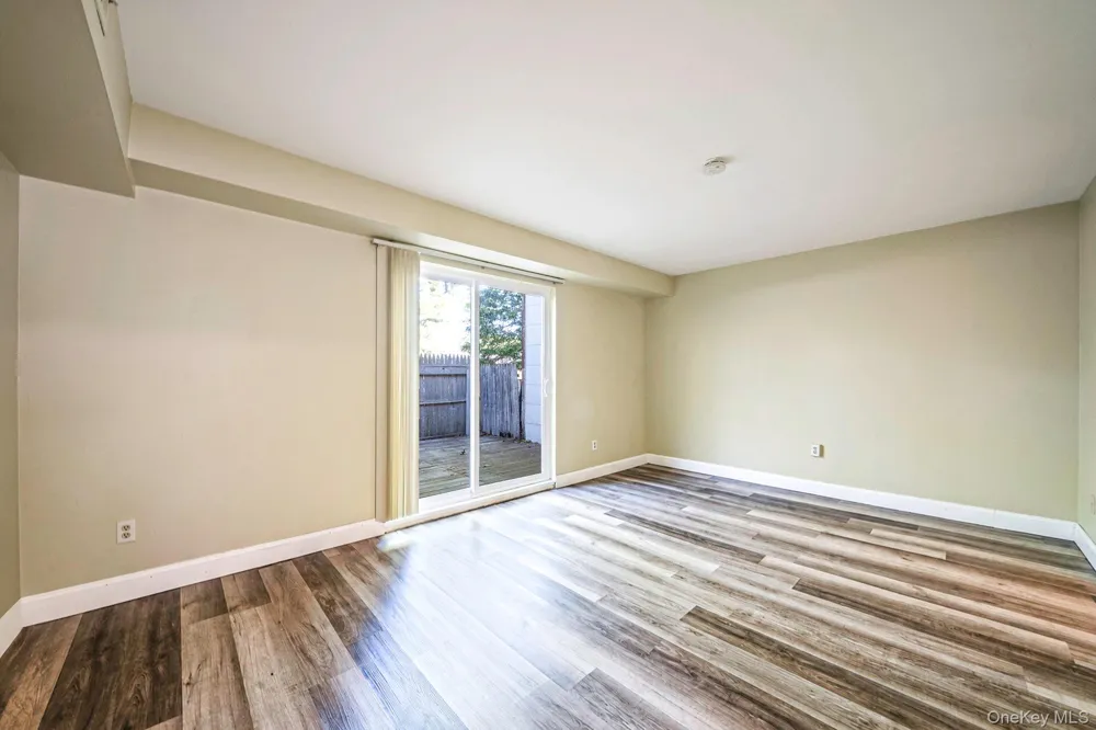 102 Hill Spur Calverton, NY 11933
