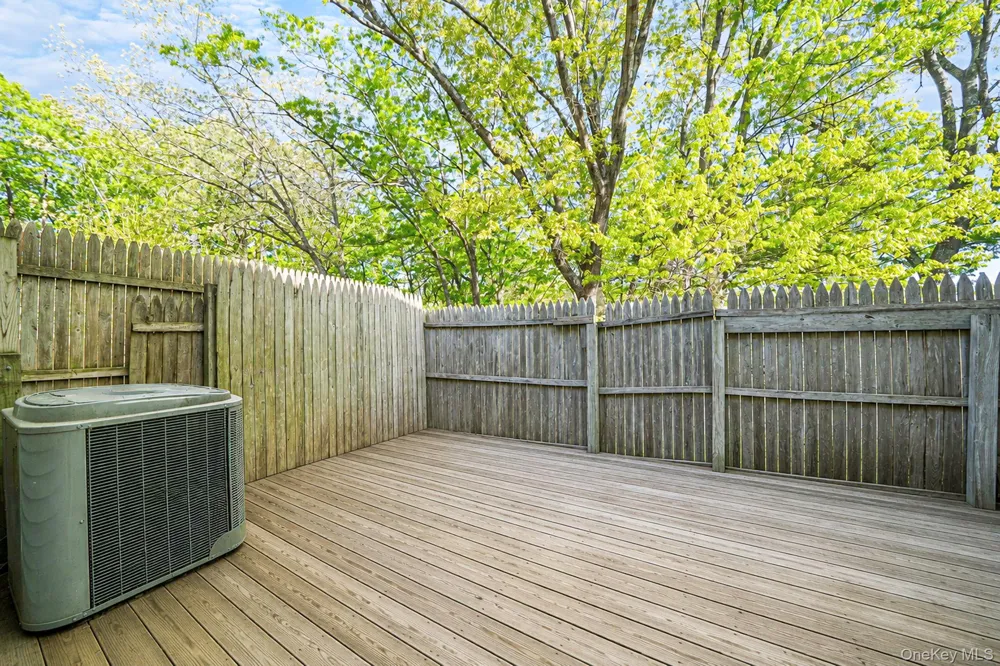 102 Hill Spur Calverton, NY 11933