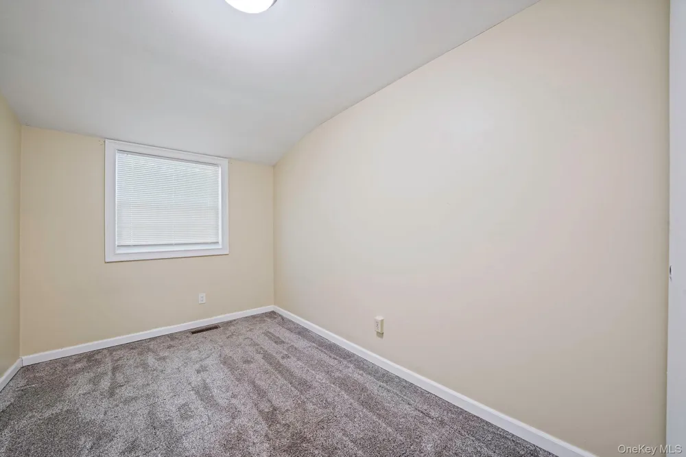 102 Hill Spur Calverton, NY 11933
