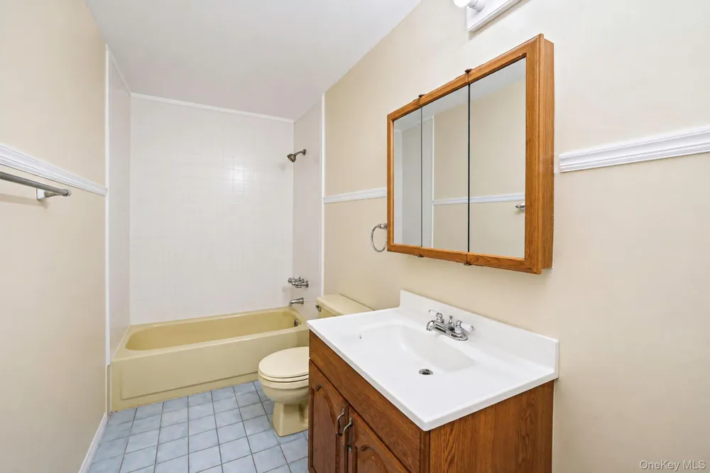 102 Hill Spur Calverton, NY 11933