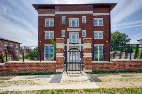 2724 E Magnolia Ave #402