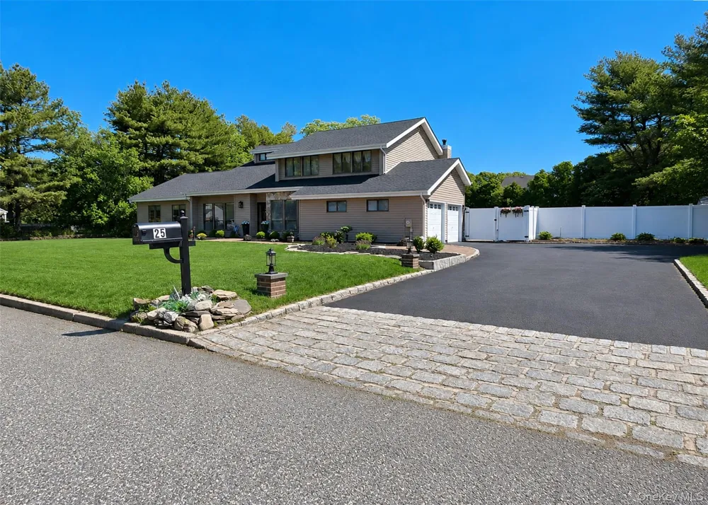 25 Vineyard Way Mount Sinai, NY 11766