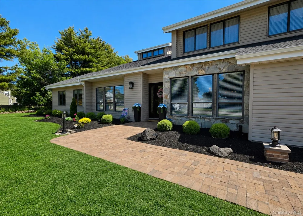 25 Vineyard Way Mount Sinai, NY 11766