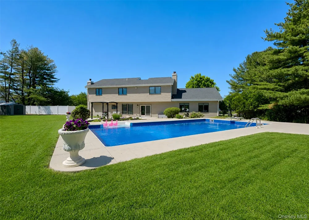 25 Vineyard Way Mount Sinai, NY 11766