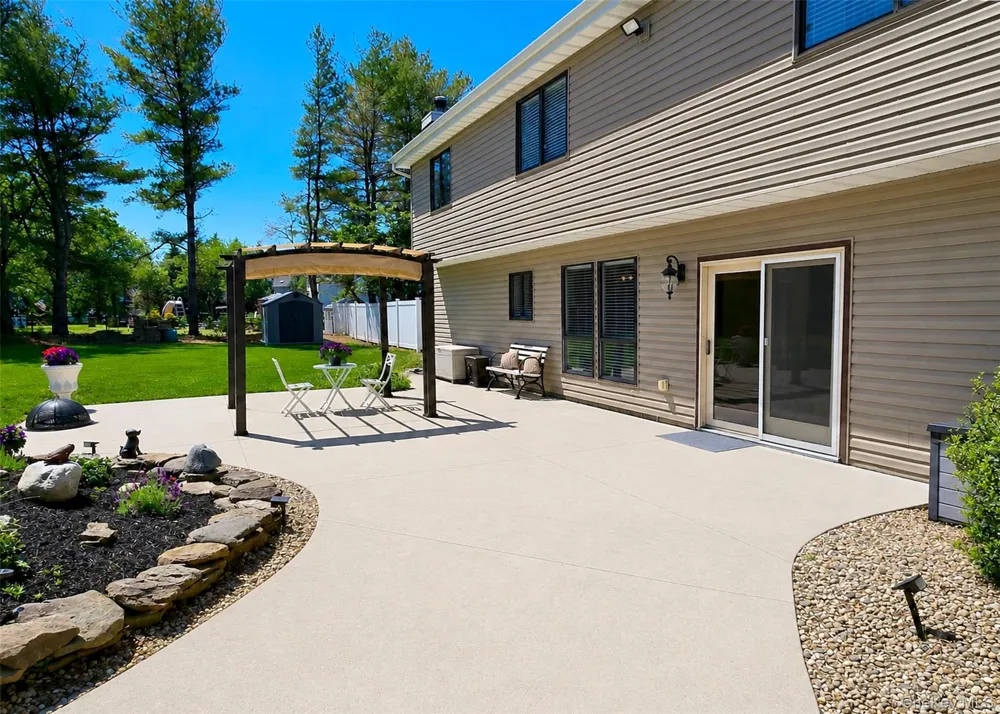 25 Vineyard Way Mount Sinai, NY 11766