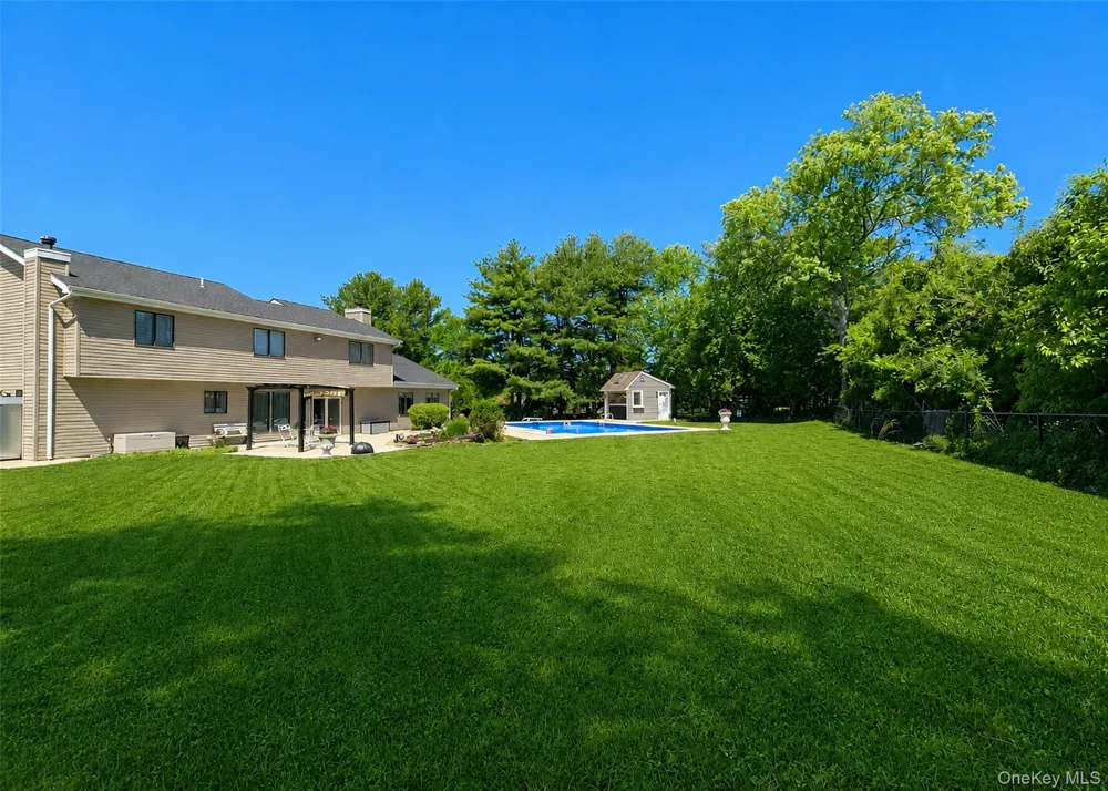 25 Vineyard Way Mount Sinai, NY 11766