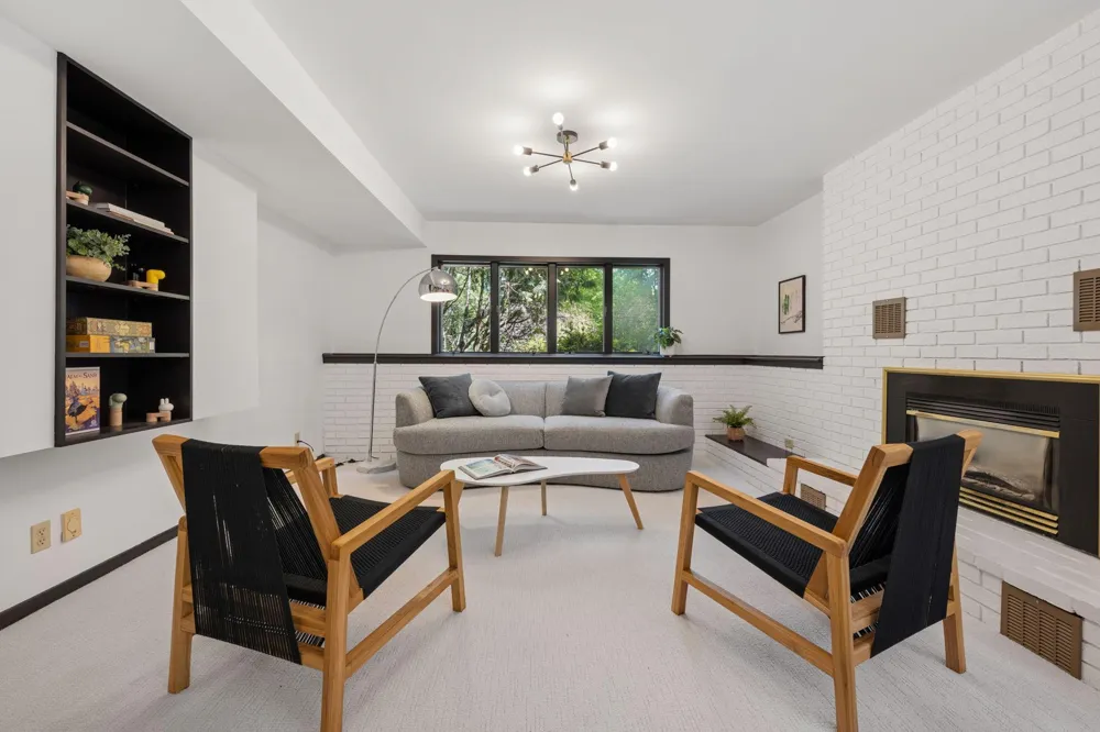 1940 Hunter Lane Mendota Heights, MN 55118