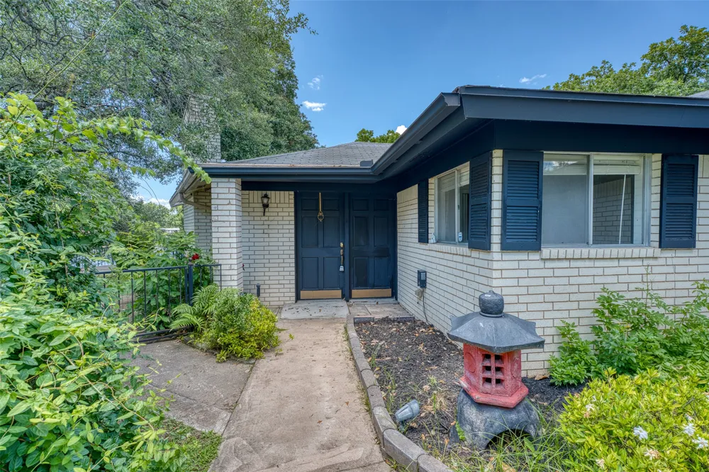 104 Bluebird Lane Highland Haven, TX 78654