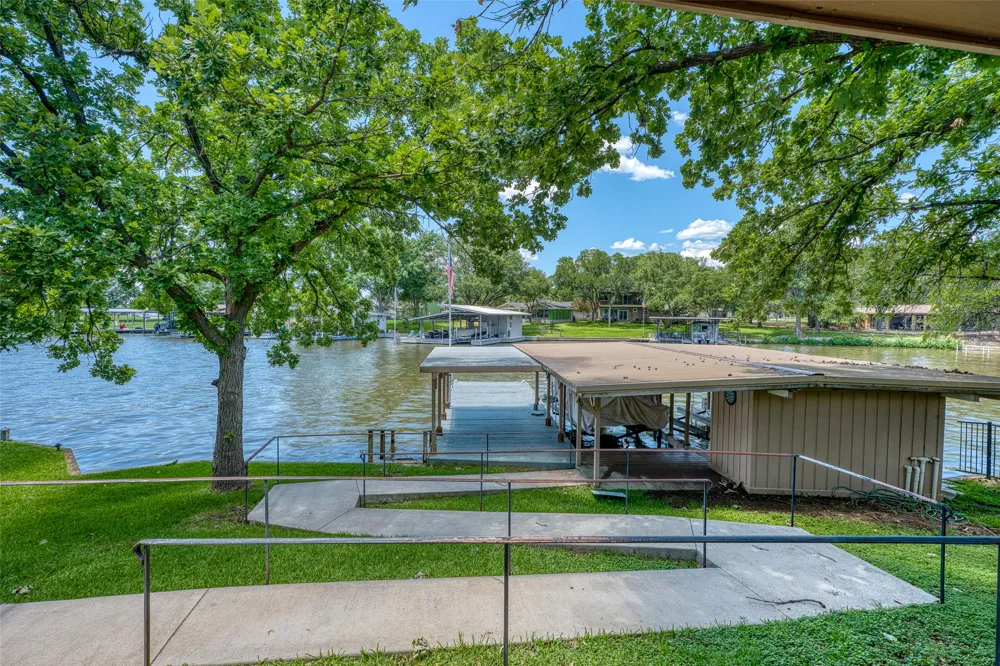 104 Bluebird Lane Highland Haven, TX 78654