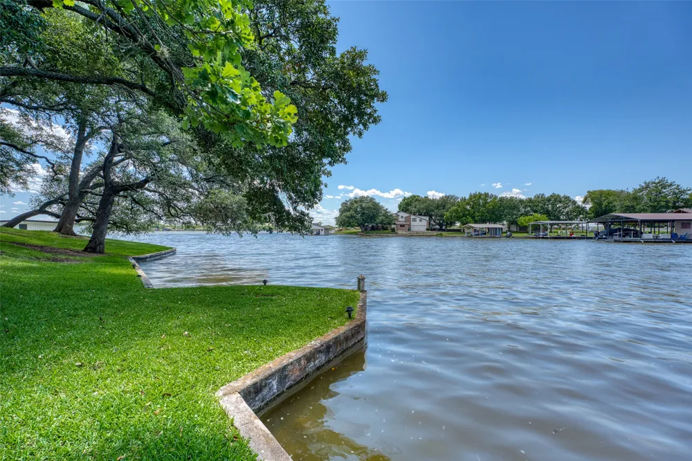 104 Bluebird Lane Highland Haven, TX 78654