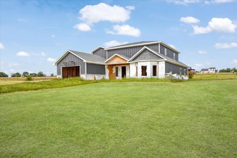 2463 County Road Savoy, TX 75479