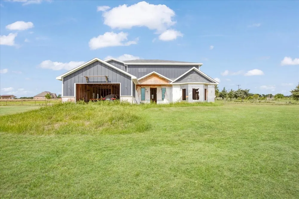 2463 County Road Savoy, TX 75479