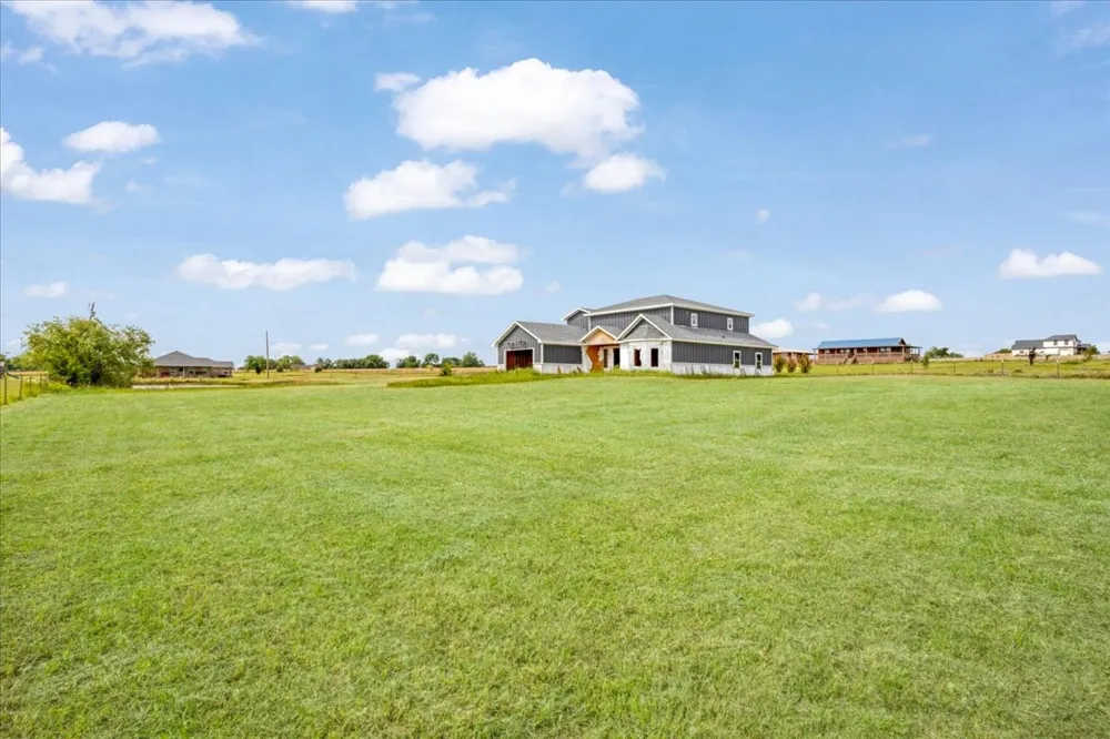 2463 County Road Savoy, TX 75479