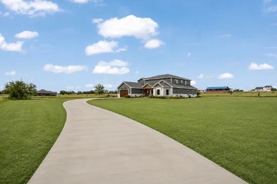 2463 County Road Savoy, TX 75479