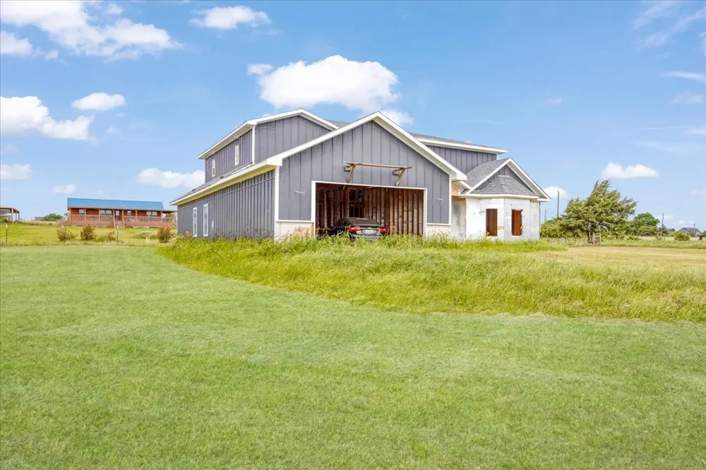 2463 County Road Savoy, TX 75479