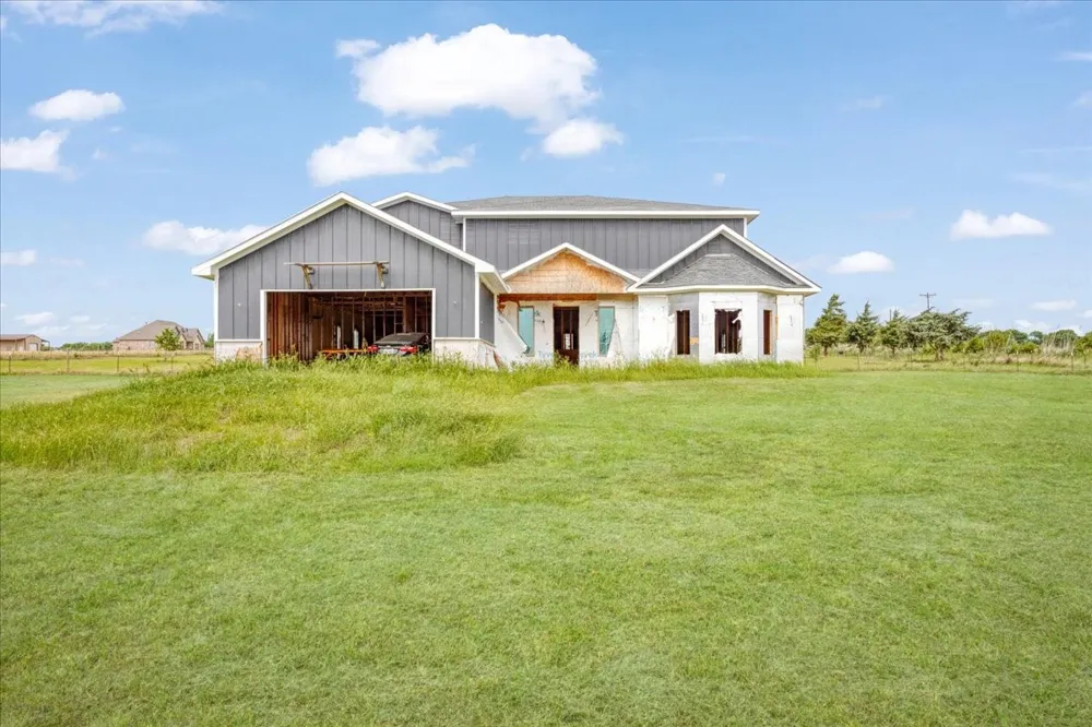 2463 County Road Savoy, TX 75479