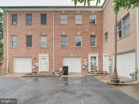 881 BARNABY STREET SE