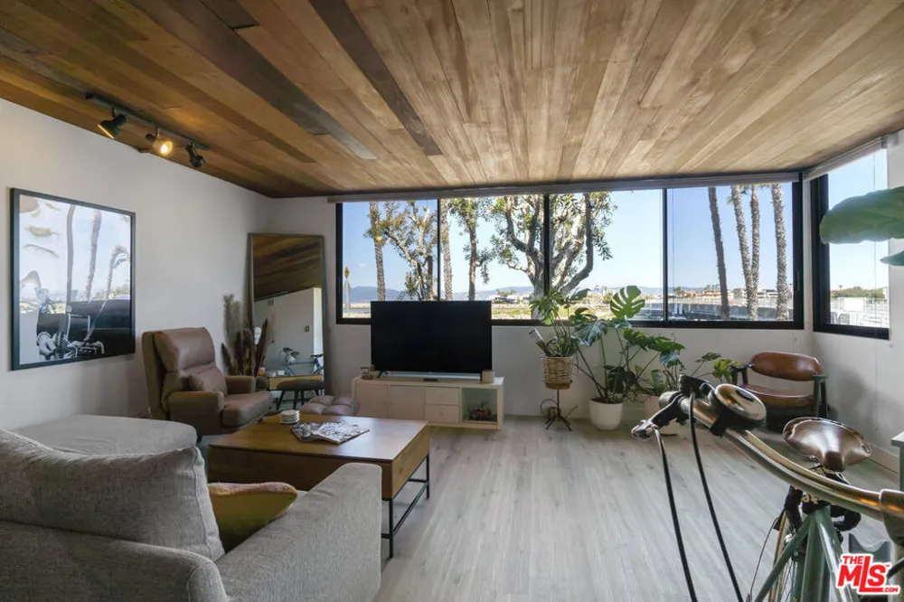 6209 Pacific Avenue #103 Playa del Rey, CA 90293