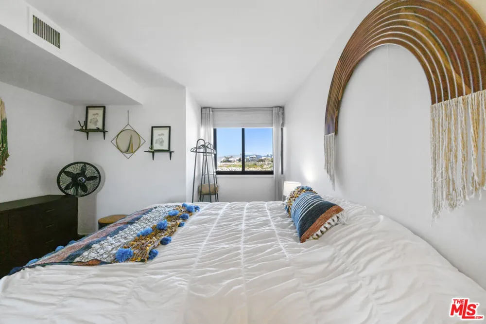 6209 Pacific Avenue #103 Playa del Rey, CA 90293