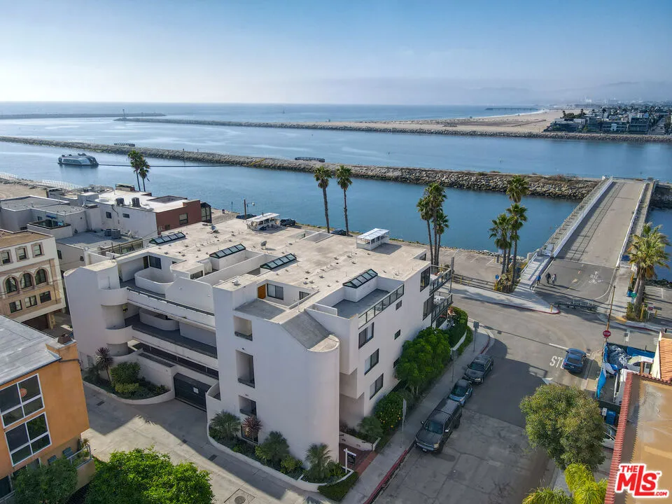 6209 Pacific Avenue #103 Playa del Rey, CA 90293