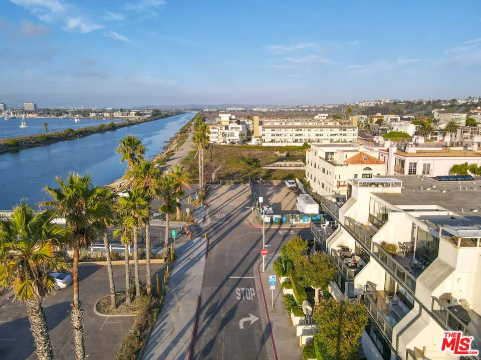 6209 Pacific Avenue #103 Playa del Rey, CA 90293