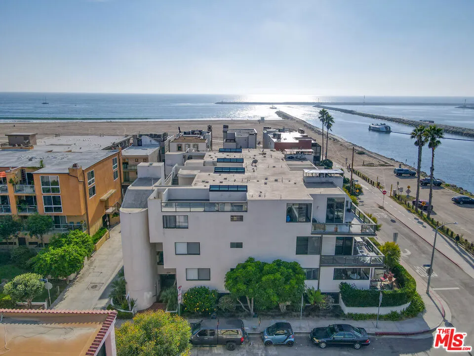 6209 Pacific Avenue #103 Playa del Rey, CA 90293