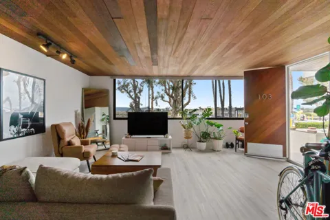 6209 Pacific Avenue #103