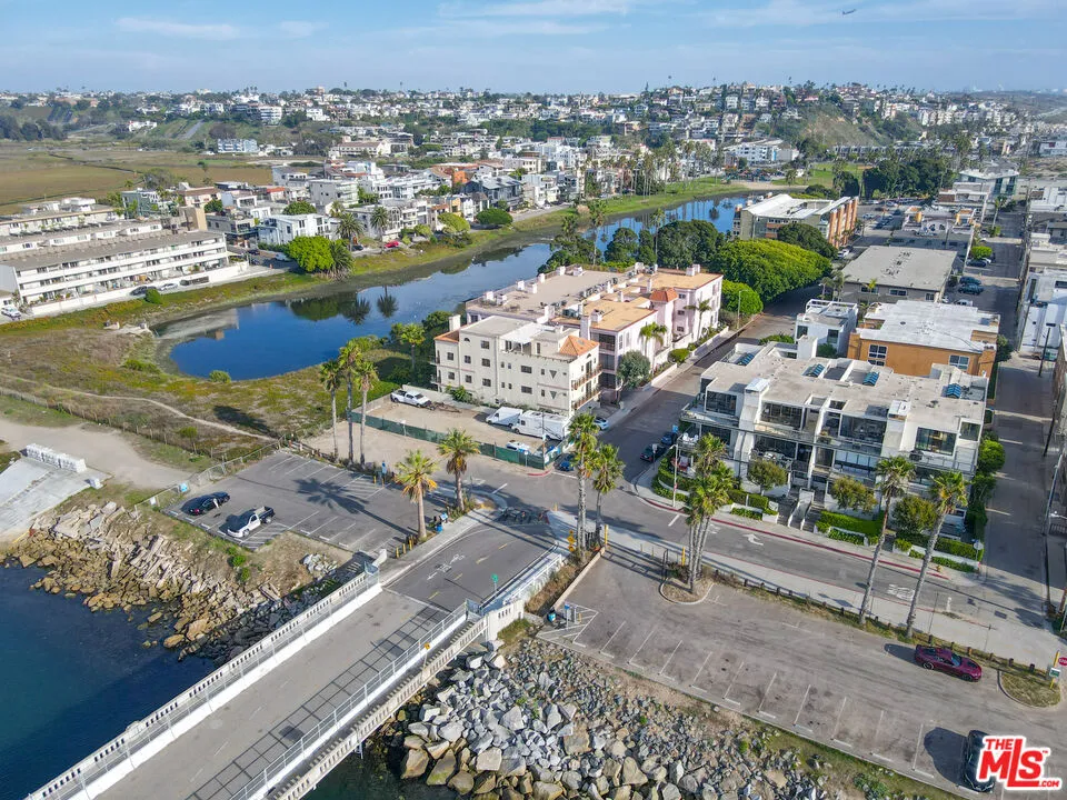 6209 Pacific Avenue #103 Playa del Rey, CA 90293